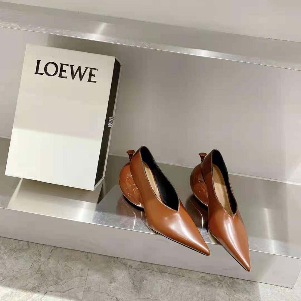 Top angle highlighting brown calfskin leather of Loewe Women Balloon Pump