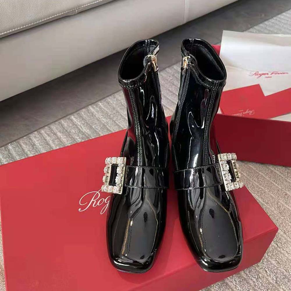 Close-up of crystal buckle on Roger Vivier Women Très Vivier Babies boots black patent