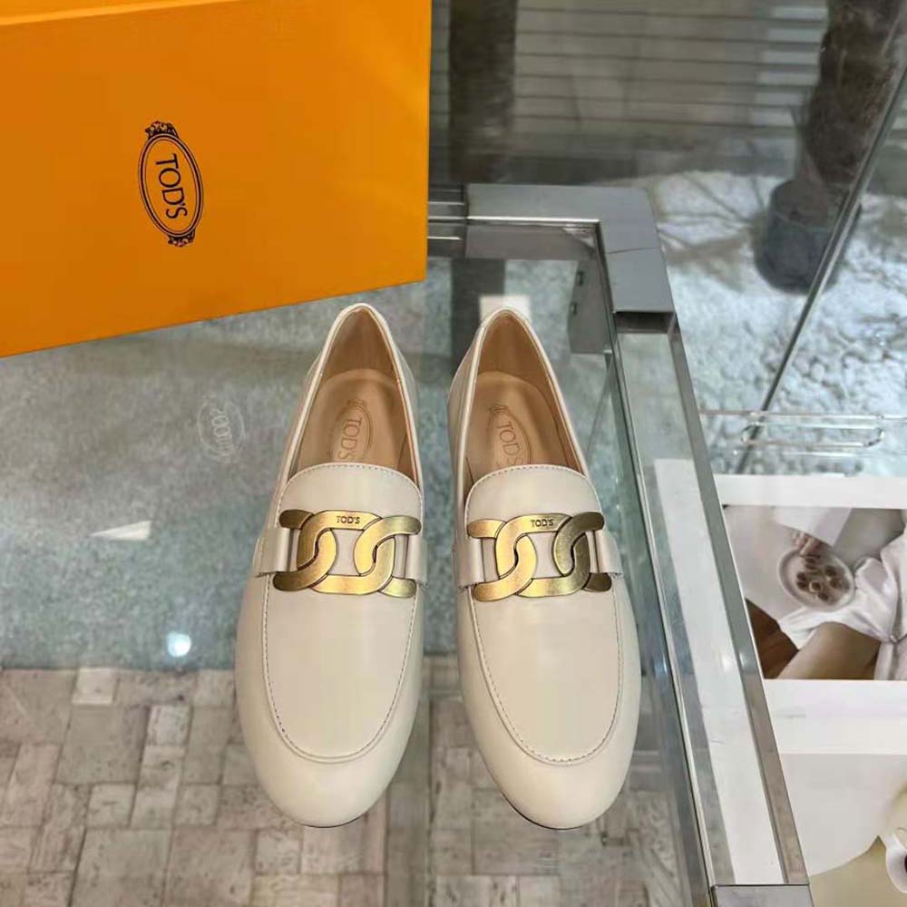 Close-up on silver metal branded buckle of TOD'S Women Kate Loafers White