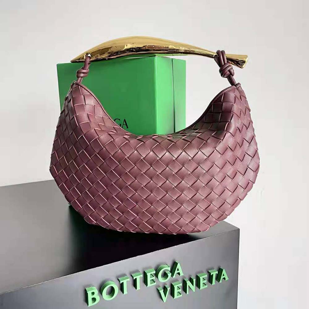 Close-up detail of gold-tone hardware on the Bottega Veneta Sardine Top Handle Bag-Maroon