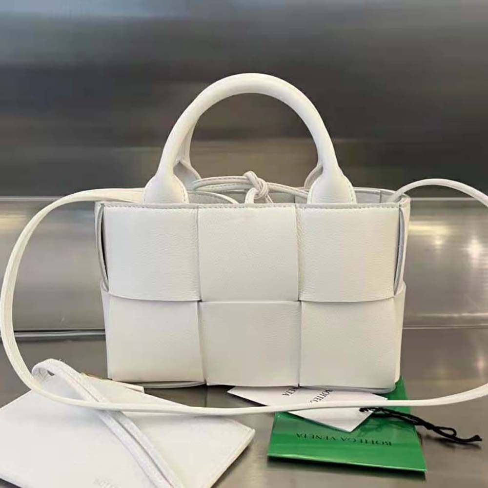 Close-up detail of white grained leather and signature intreccio weave on Bottega Veneta Candy Arco Tote