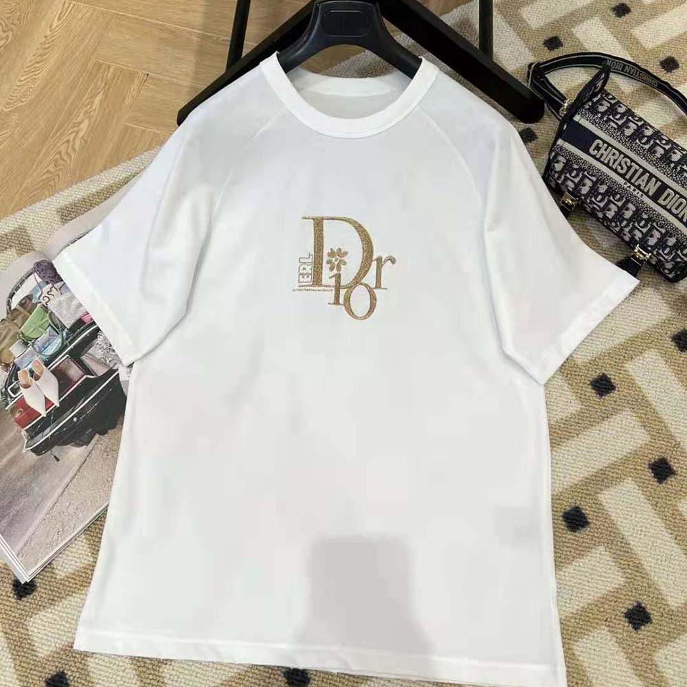 Close-up of white slub cotton fabric on Dior Men Relaxed-Fit Dior by Erl T-shirt