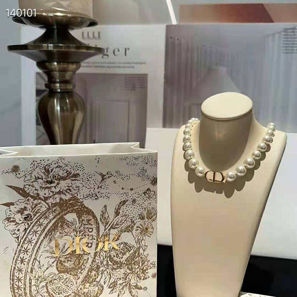 Side angle showing clasp and pearls of Dior Women 30 Montaigne Choker