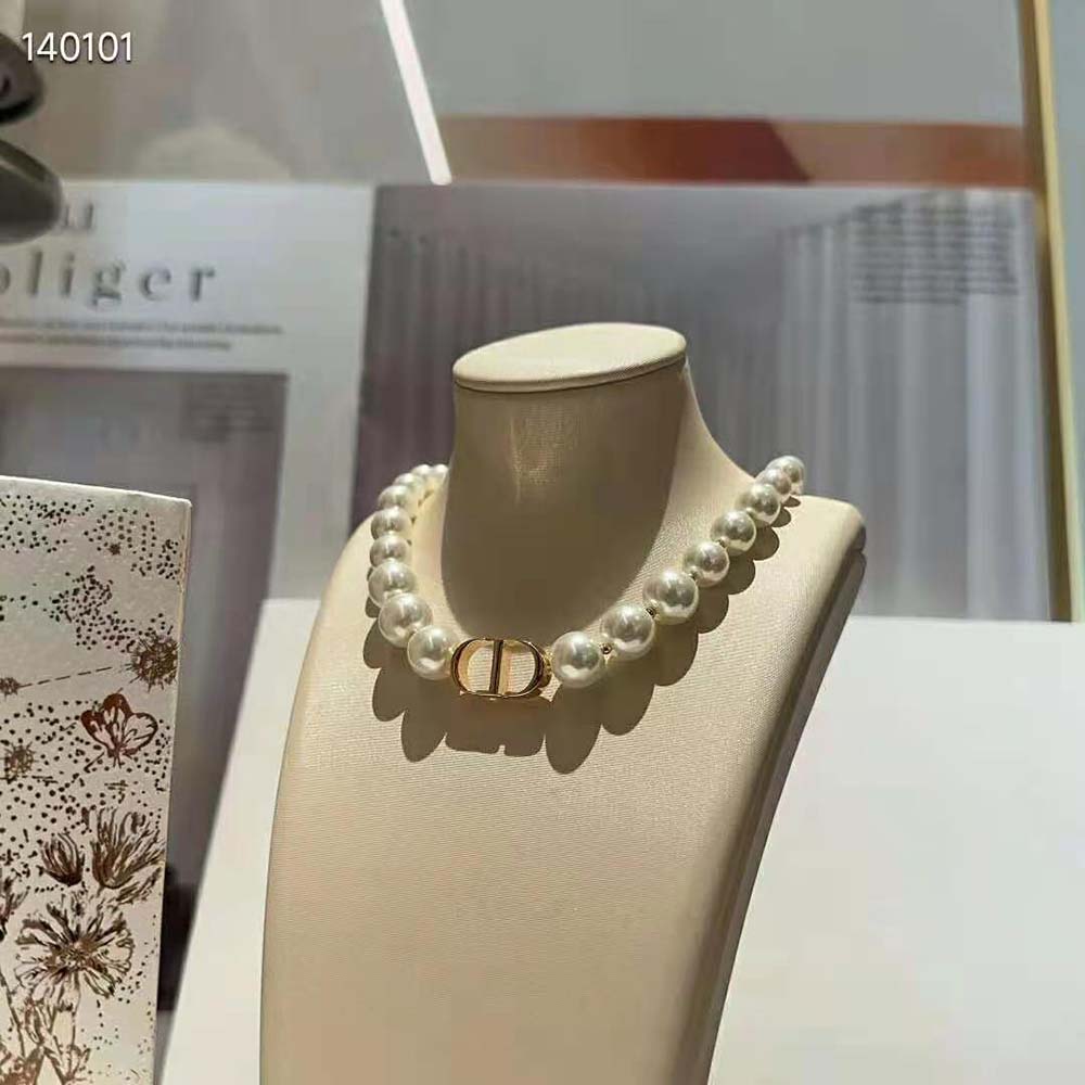 Model wearing Dior Women 30 Montaigne Choker with white pearls and gold metal
