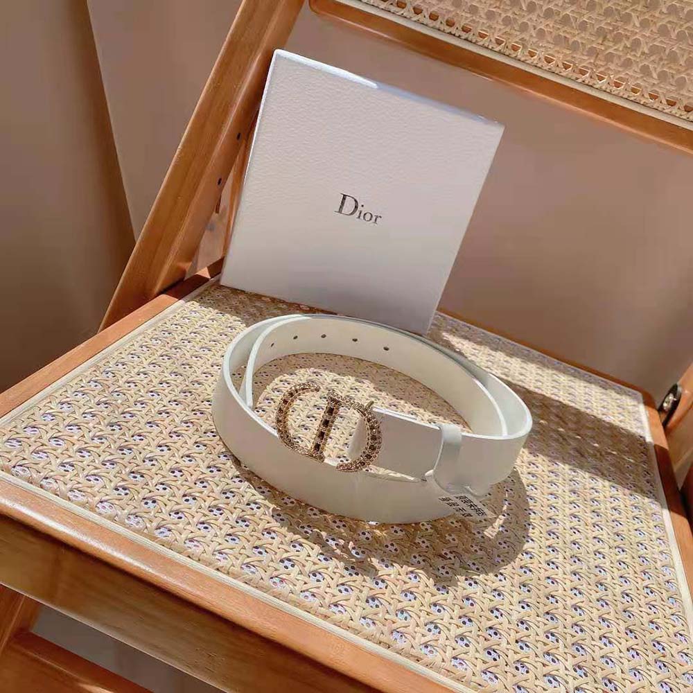 Side angle showing buckle and smooth leather of Dior Women 30 Montaigne Belt
