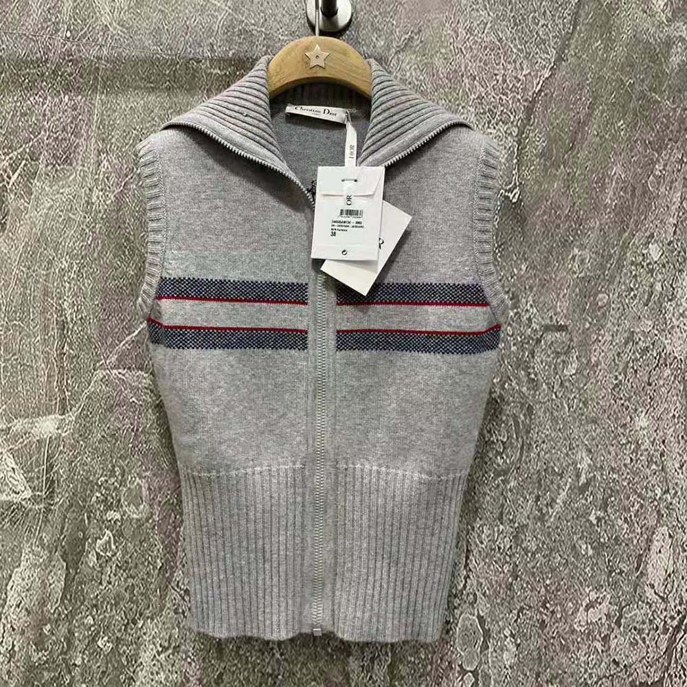 Close-up of zipper and three-tone wool knit on Dioralps Sweater