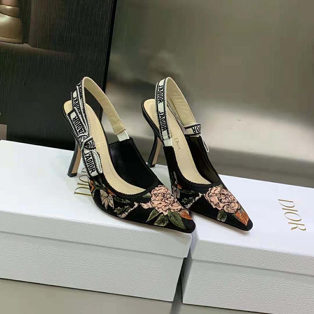 Close-up detail of Dior Jardin Botanique embroidery on Dior Women J’Adior Slingback Pump