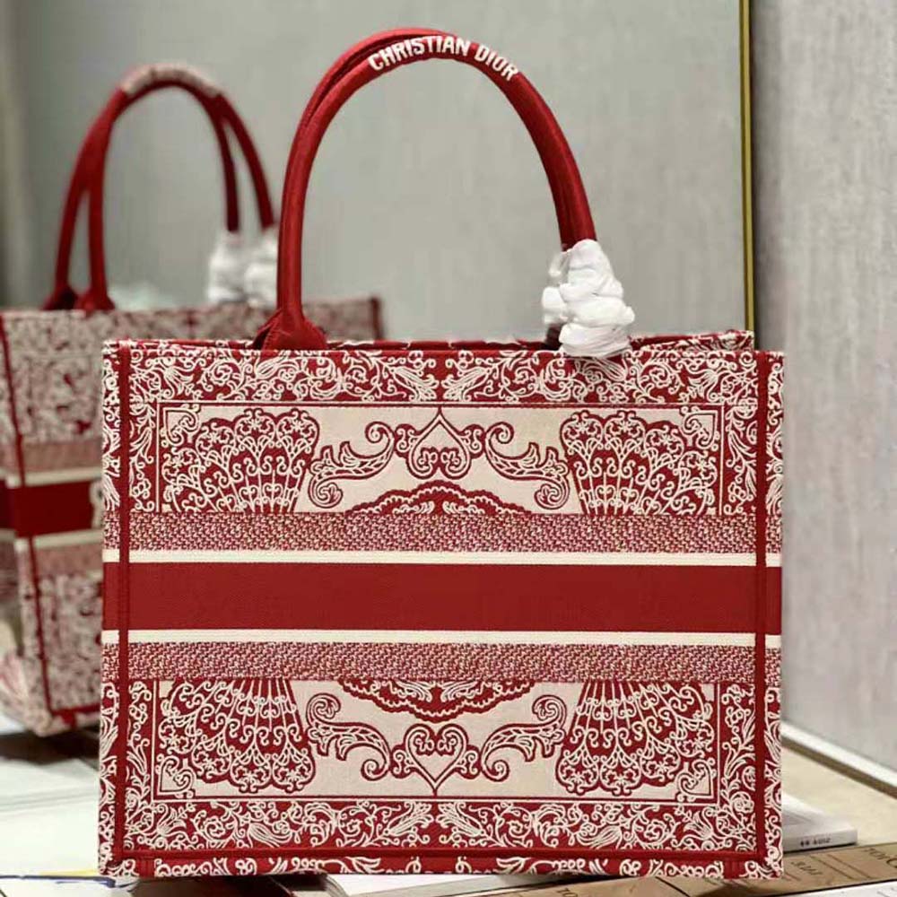 Side profile showing silhouette of Dior Women Medium Dior Book Tote with gold hardware