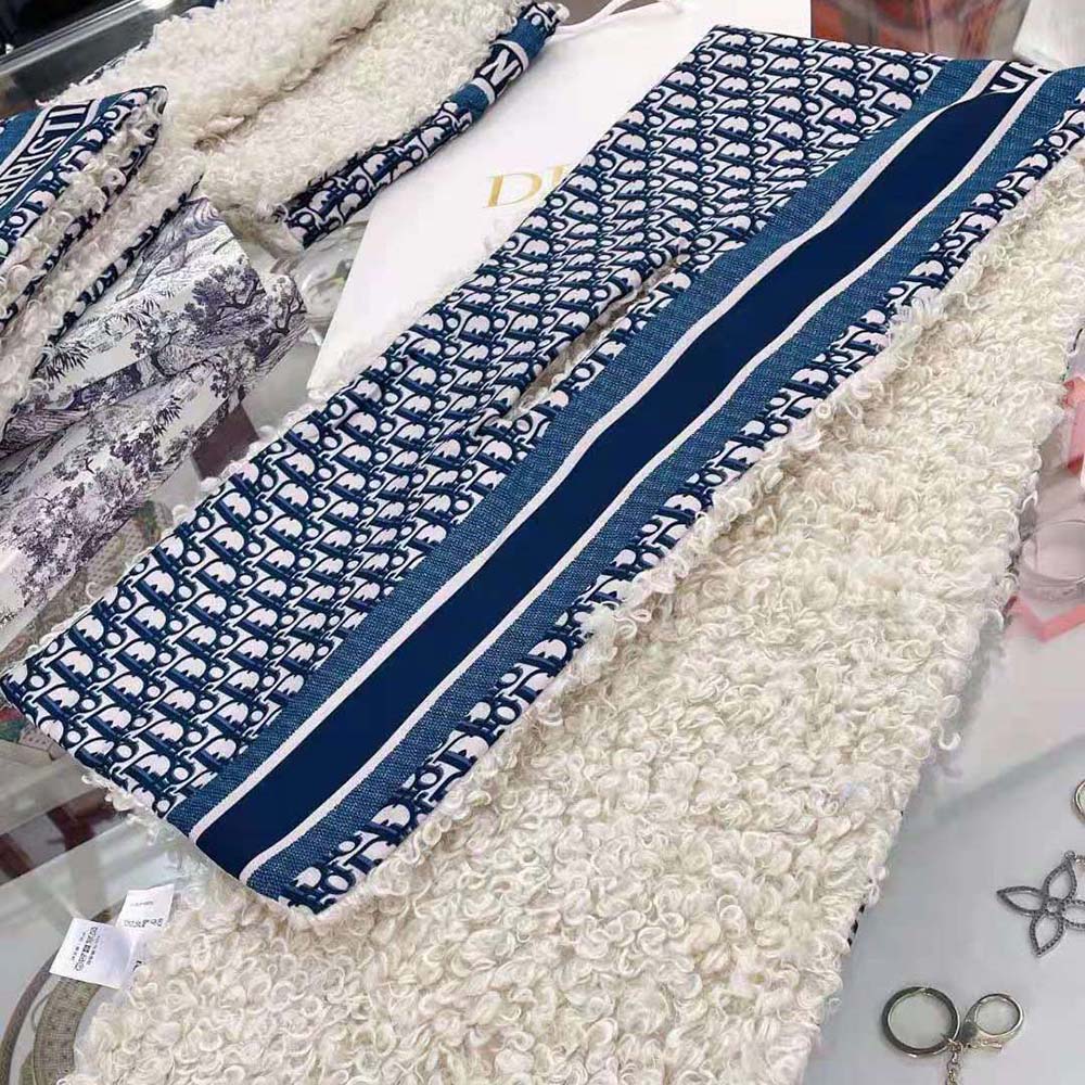Close-up on ecru shearling effect detail of Dior Women Oblique Scarf