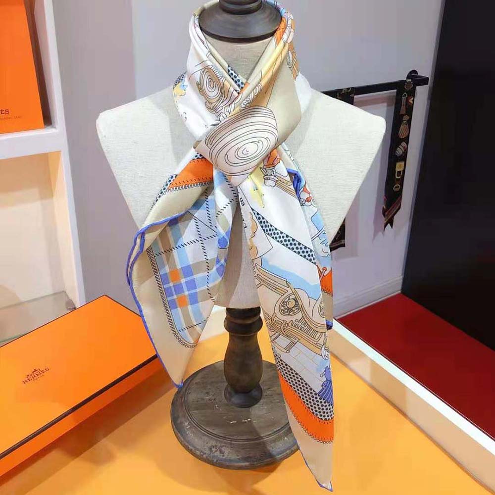 Close-up of hand-rolled edges on Hermes Women Confort en Automobile Scarf