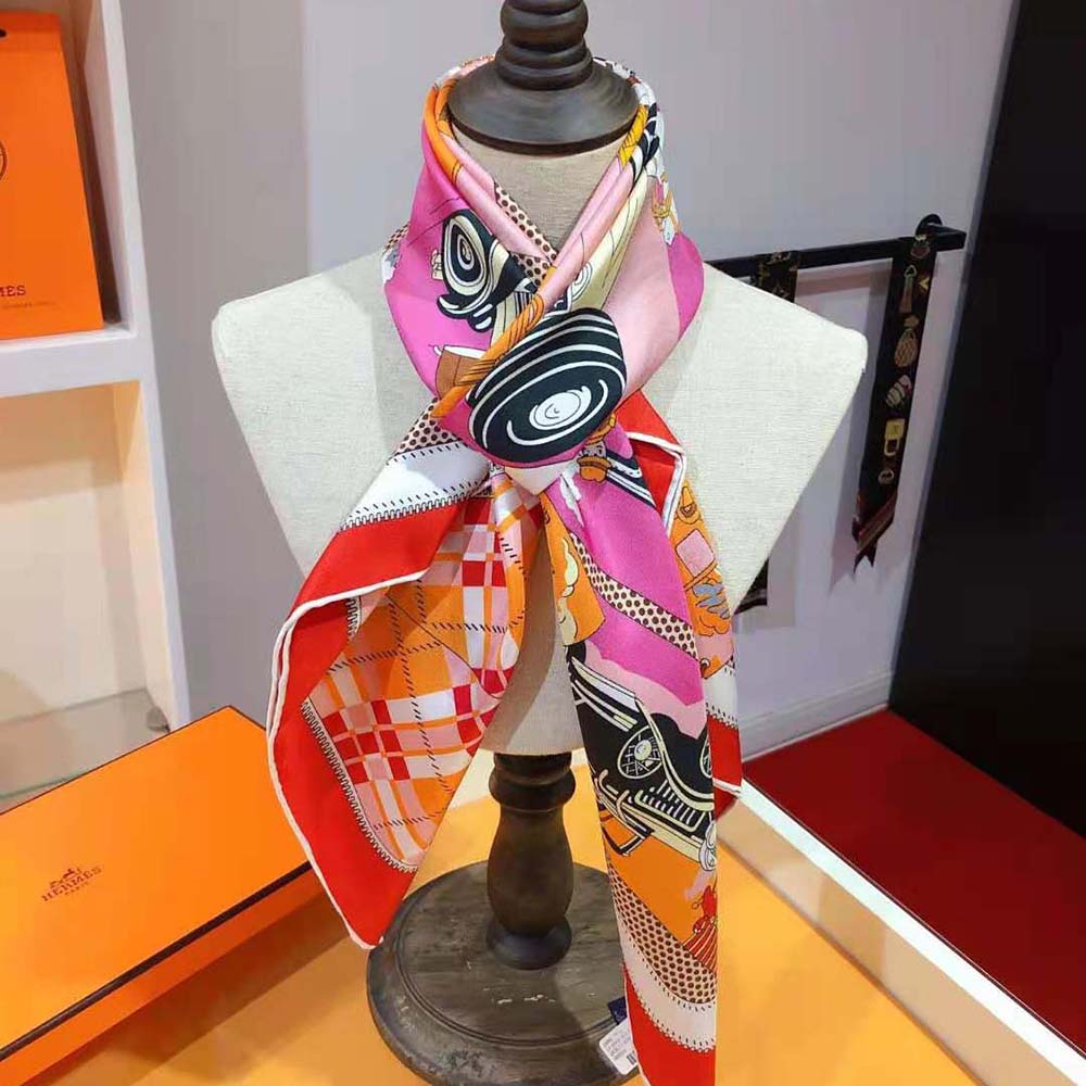 Close-up of hand-rolled edges on Hermes Women Confort en Automobile Scarf