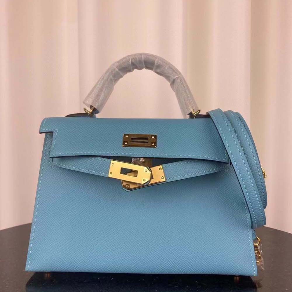 Close-up detail of gold clasp on Hermes Women Kelly Bag 20