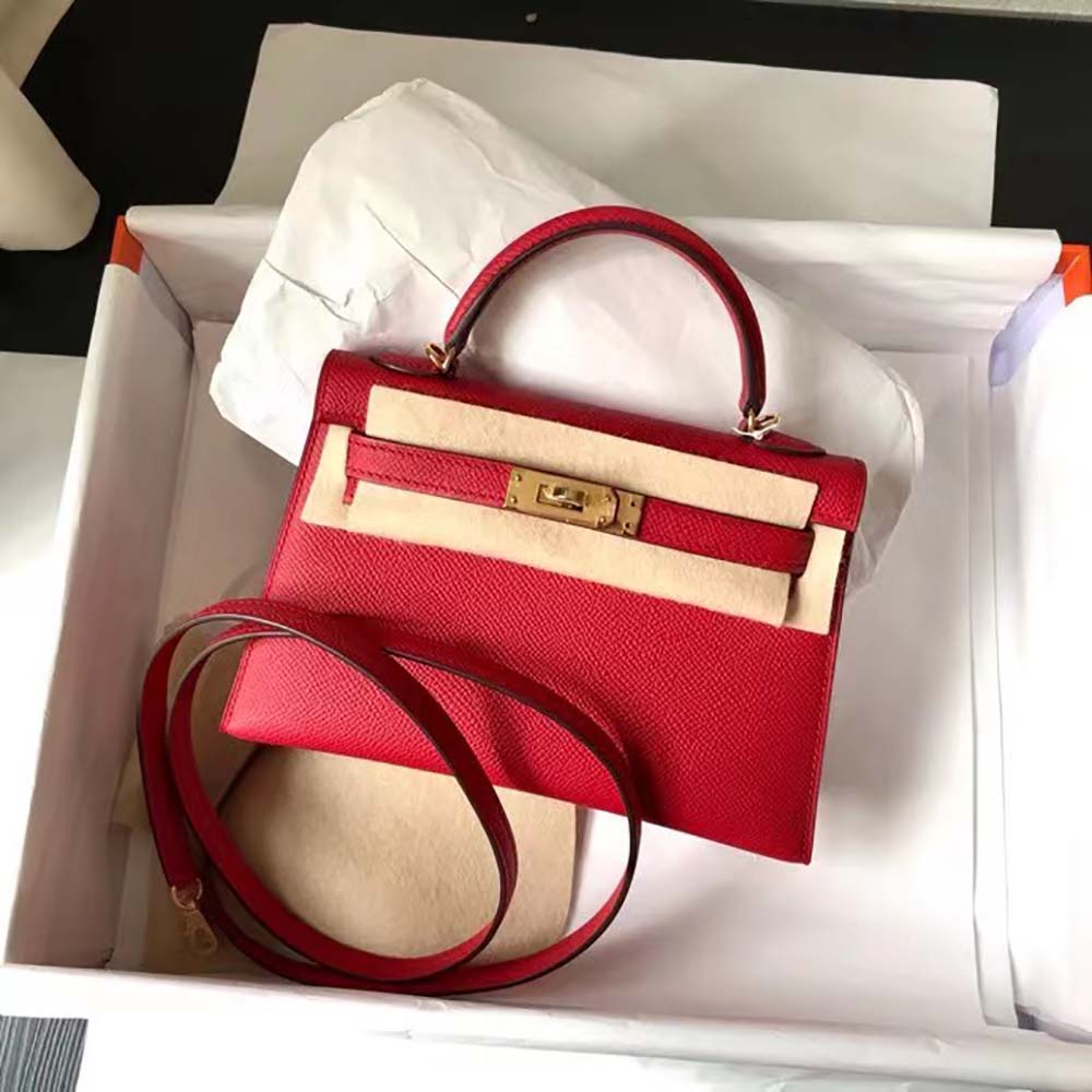 Close-up of gold turn-lock hardware on Hermes Women Kelly Bag 20