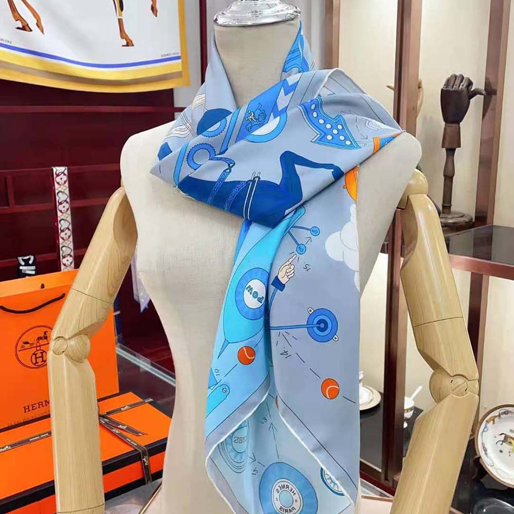 Close-up of hand-rolled edges on Hermes Women Tea for Two Scarf 90