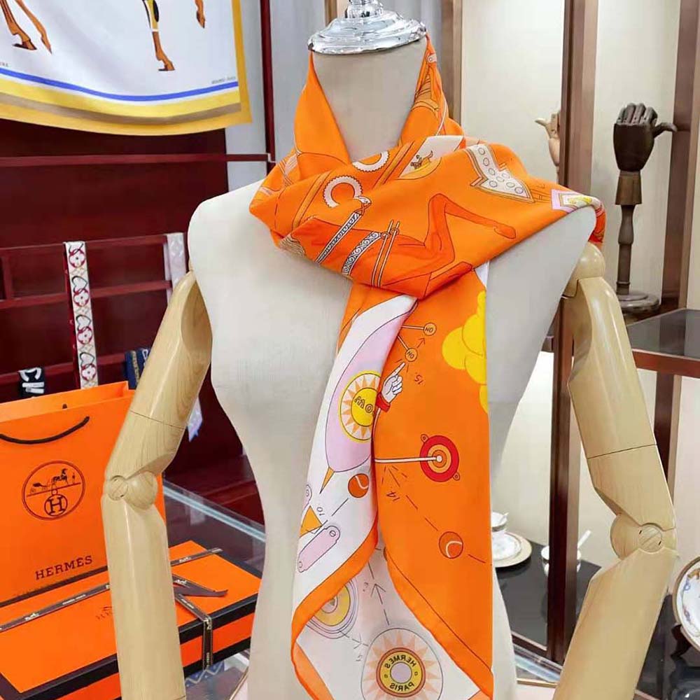Close-up of hand-rolled edges on Hermes Women Tea for Two Scarf 90