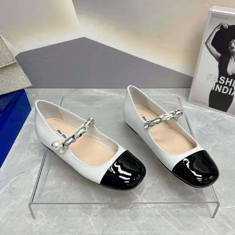 Close-up of Miu Miu Women Patent Leather Ballerinas-White logo detail on toe