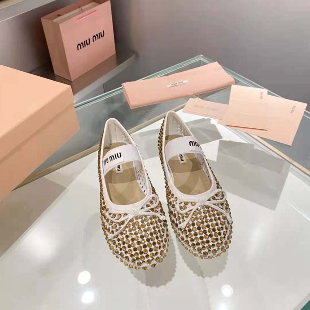 Close-up of satin fabric and bow detail on Miu Miu Women Satin Ballerinas-Gold
