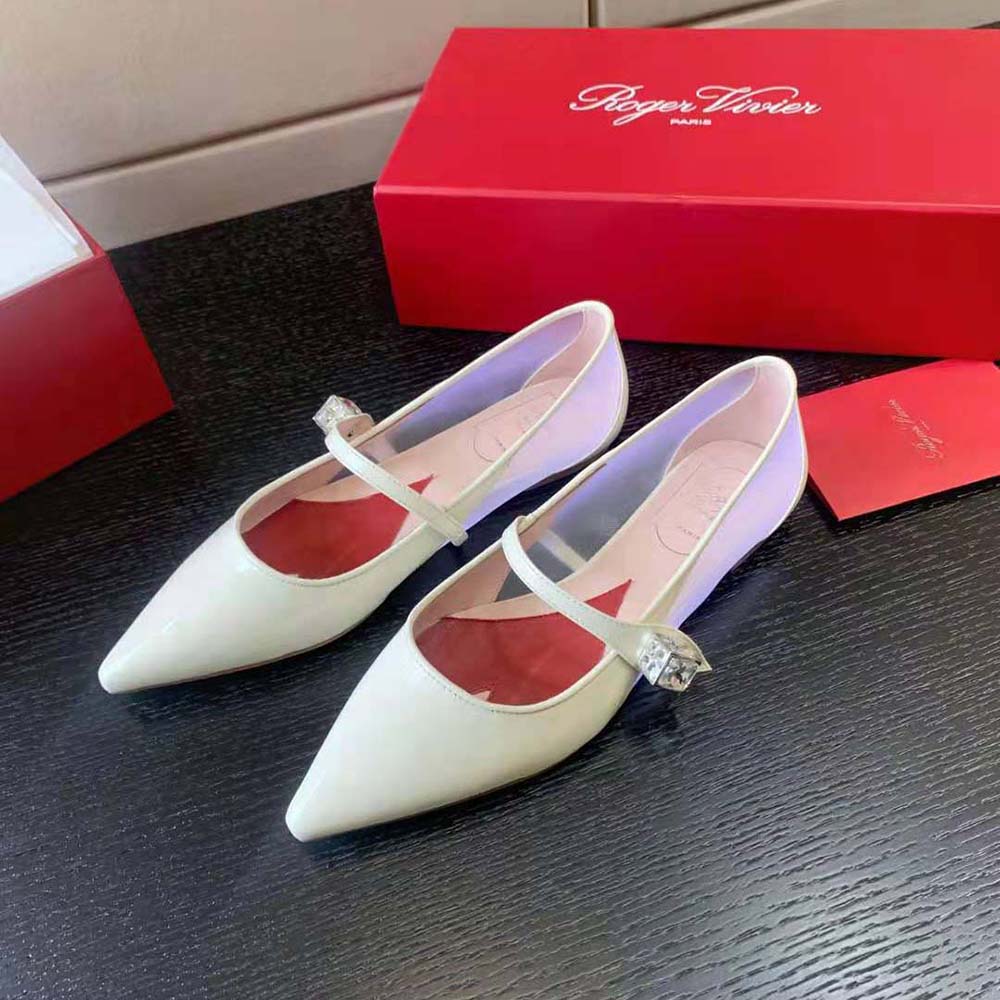 Side profile showing silhouette of Roger Vivier Women Babies Ballerinas white