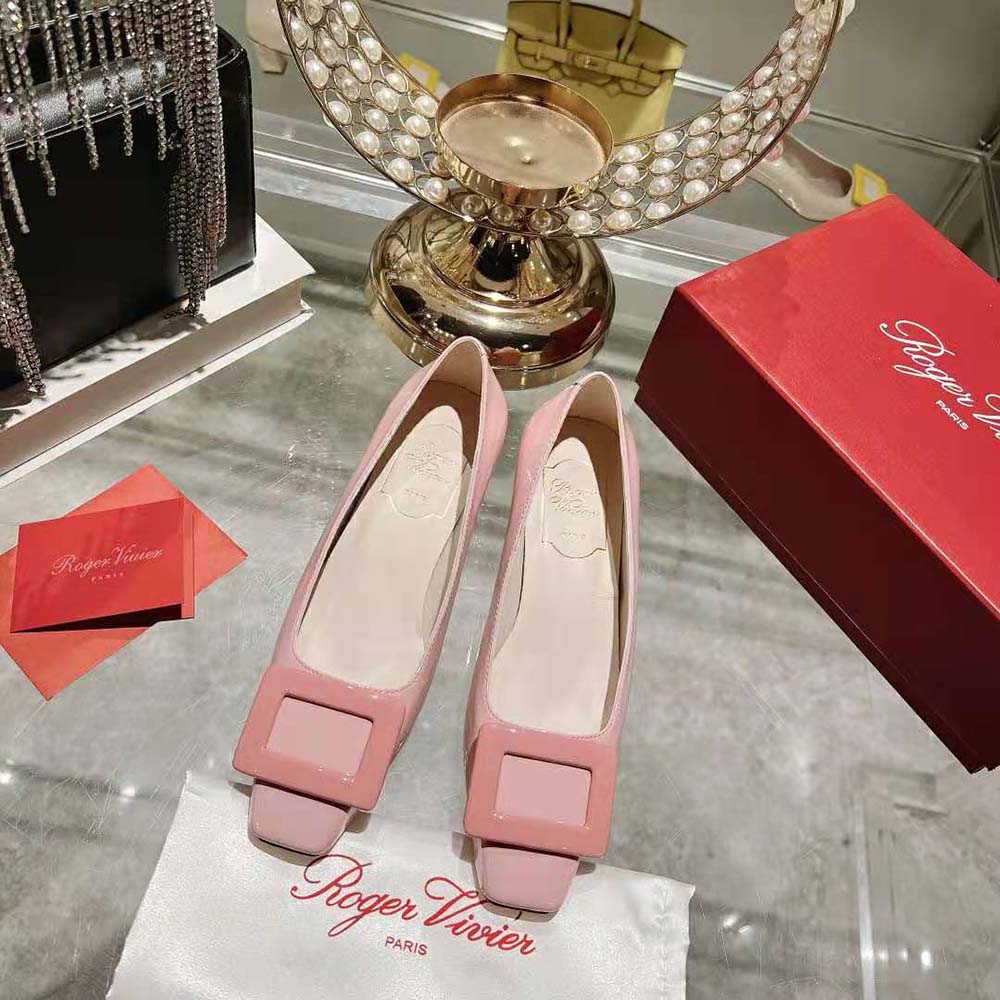 Close-up on silver-tone buckle detail of Belle Vivier Pumps-Pink
