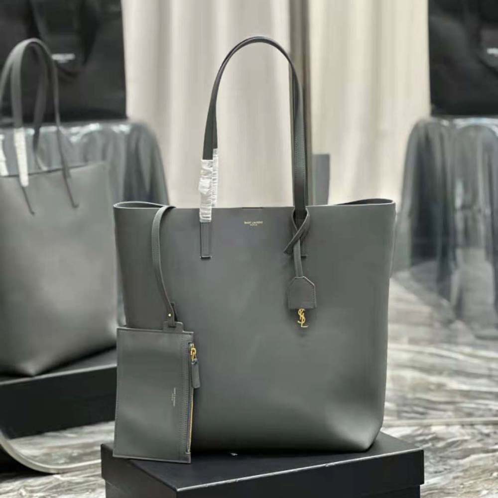 Close-up of YSL logo hardware on Saint Laurent YSL Women Shopping Saint Laurent N/S bag