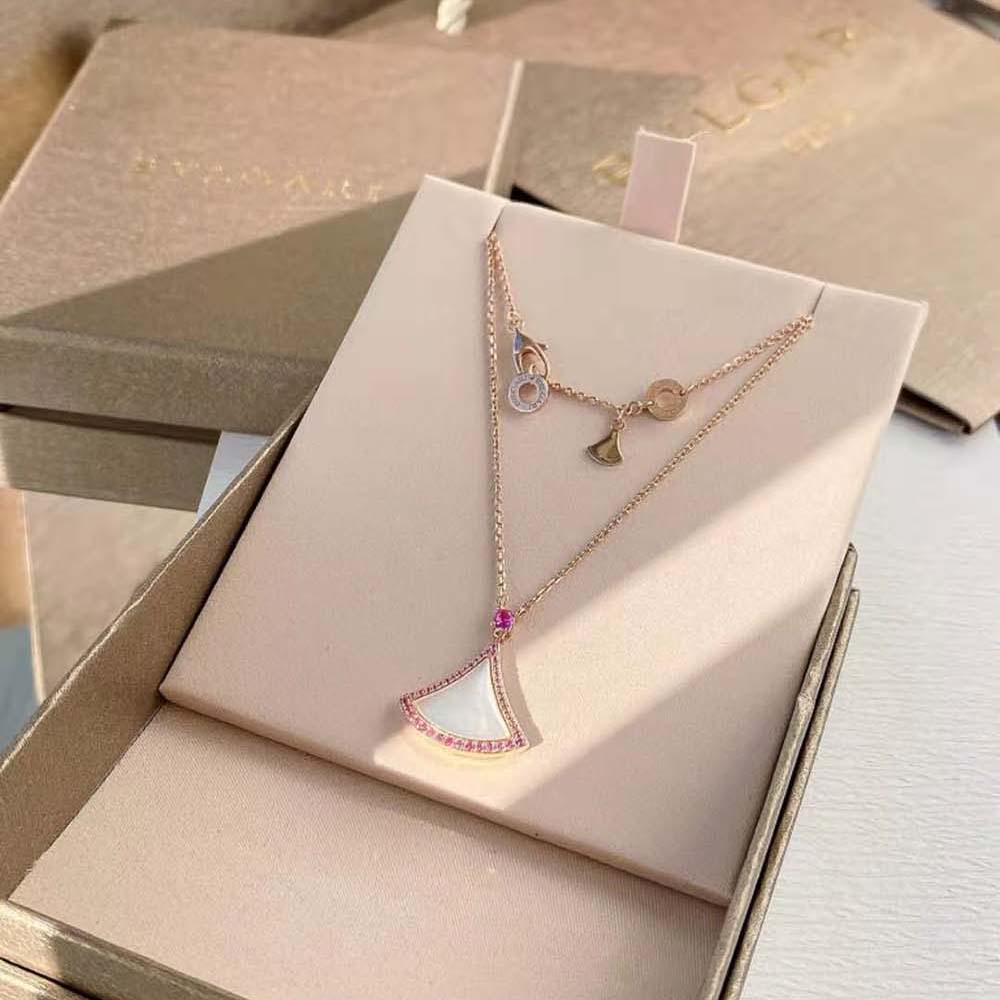 Close-up of fan-shaped pendant detail on Bvlgari Women DIVAS’ DREAM Necklace