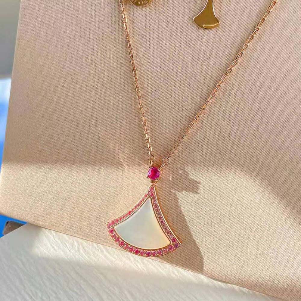 Side angle showing adjustable chain clasp of Bvlgari Women DIVAS’ DREAM Necklace