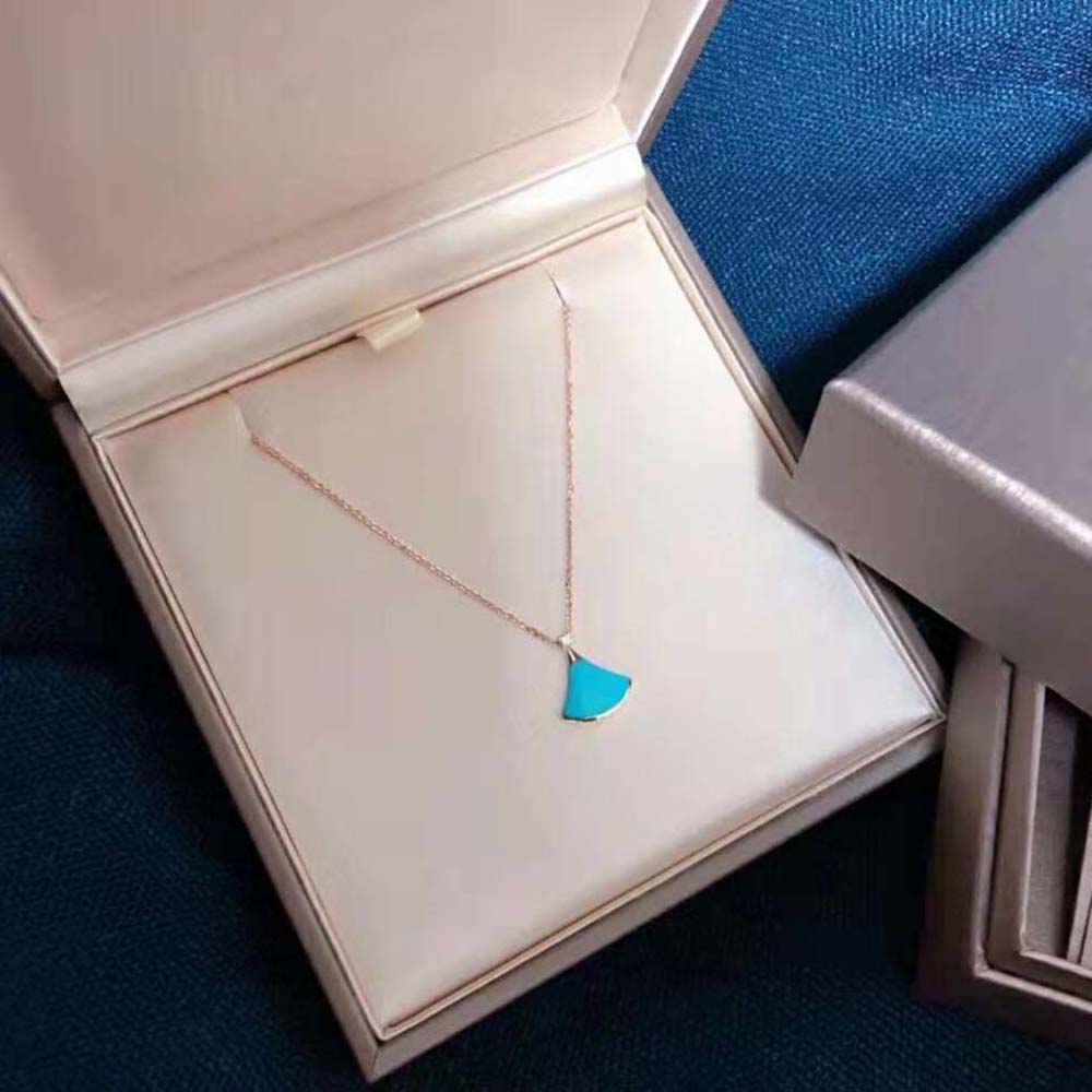 Side angle highlighting pendant and chain texture of Bvlgari Women DIVAS’ DREAM Necklace