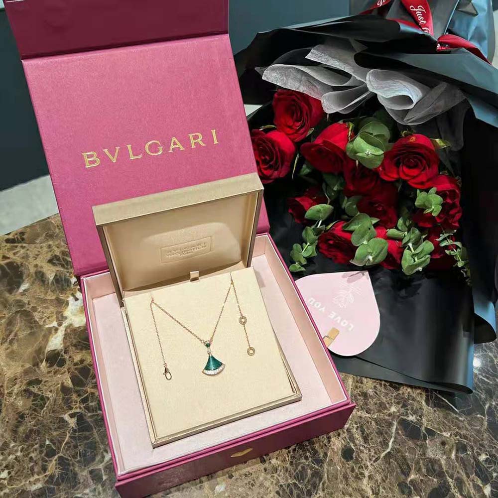 Side angle showing lobster clasp and chain of Bvlgari Women DIVAS’ DREAM Necklace