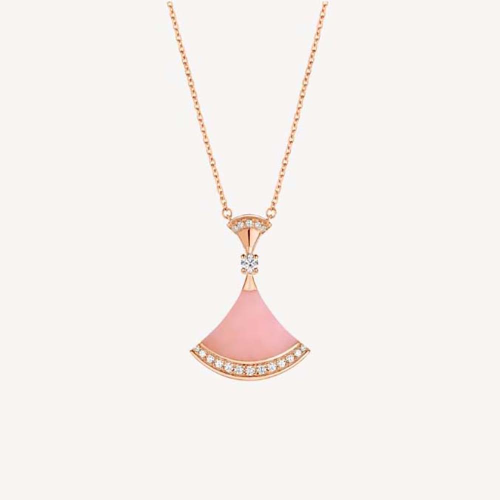 Close-up of Bvlgari Women DIVAS’ DREAM Necklace rose gold pendant