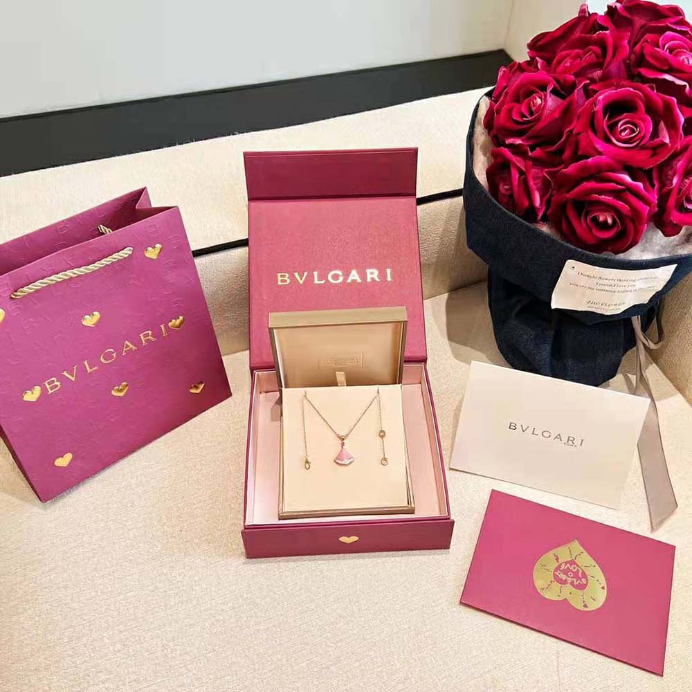 Side angle showing clasp and pendant of Bvlgari Women DIVAS’ DREAM Necklace