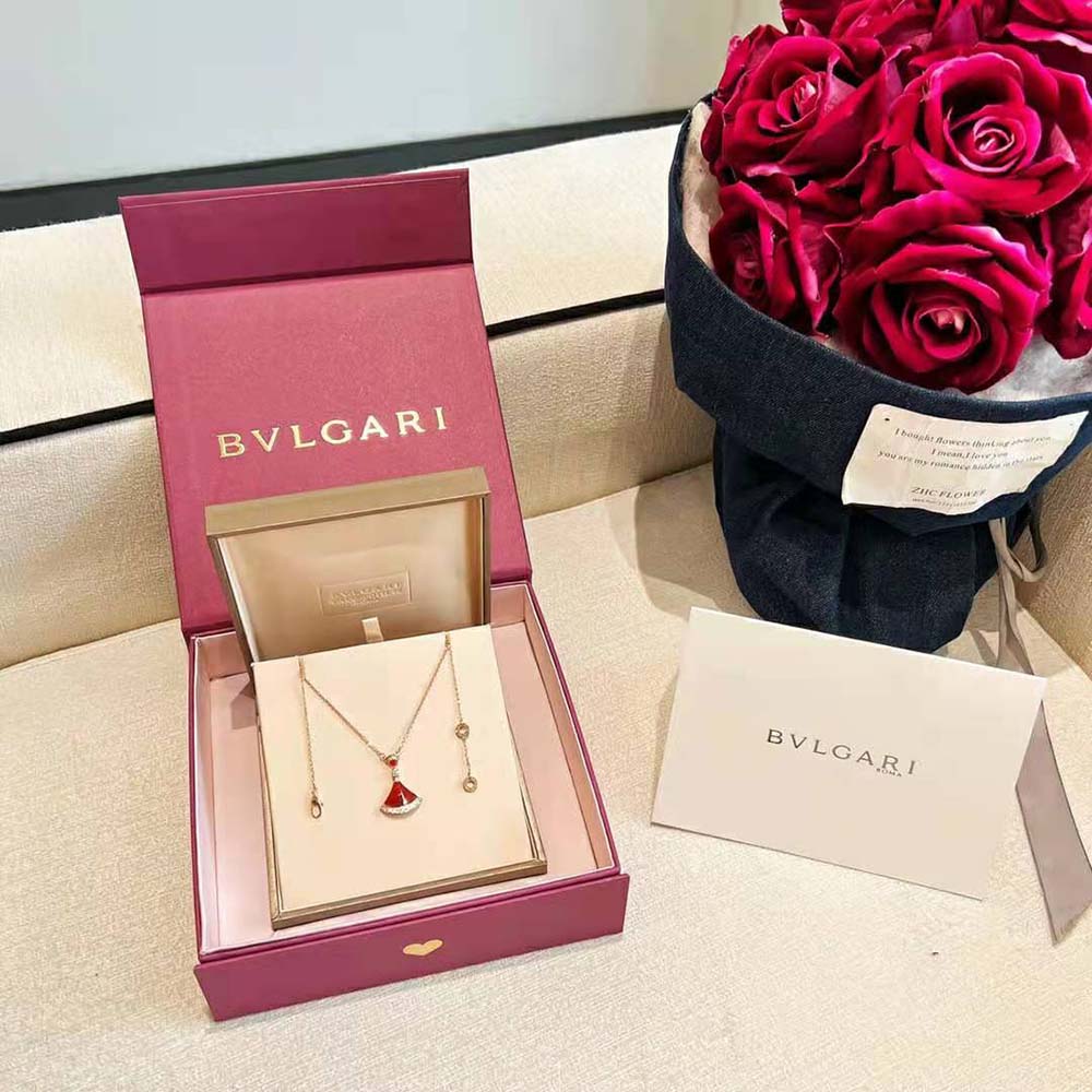 Side angle showcasing clasp and pendant of Bvlgari Women DIVAS’ DREAM Necklace