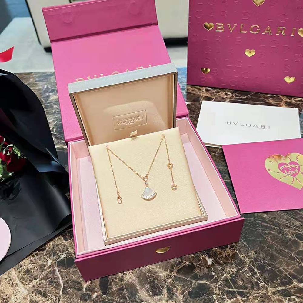 Side angle of Bvlgari Women DIVAS’ DREAM Necklace highlighting adjustable chain clasp