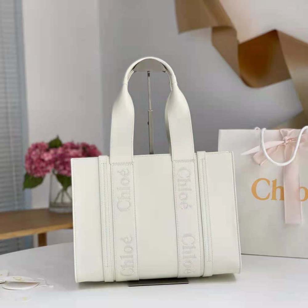 Close-up of embroidered Chloé logo on white medium Woody tote bag
