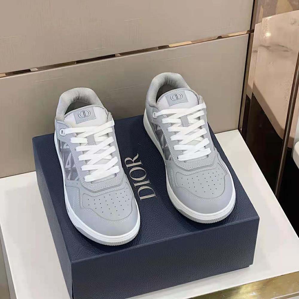 Close-up on silver-tone CD hardware on Dior Men B101 Sneaker Dior Gray
