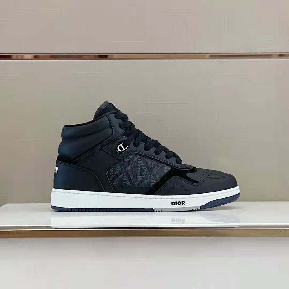 Close-up of CD diamond canvas detail on Dior Men B27 sneaker