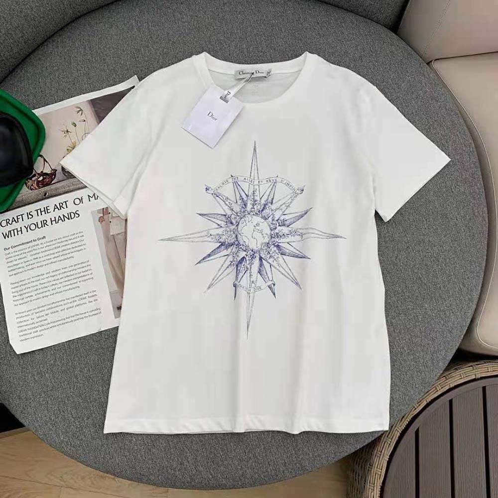Close-up detail of blue Rêve D’Infini motif on Dior women’s tee