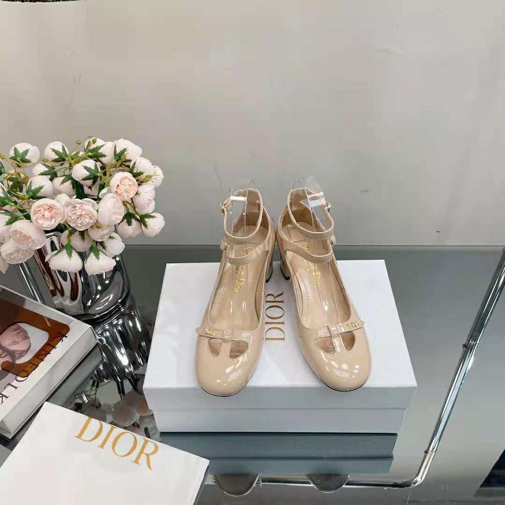 Close-up of signature bow on Dior Women Aime Dior Ballerina Pump