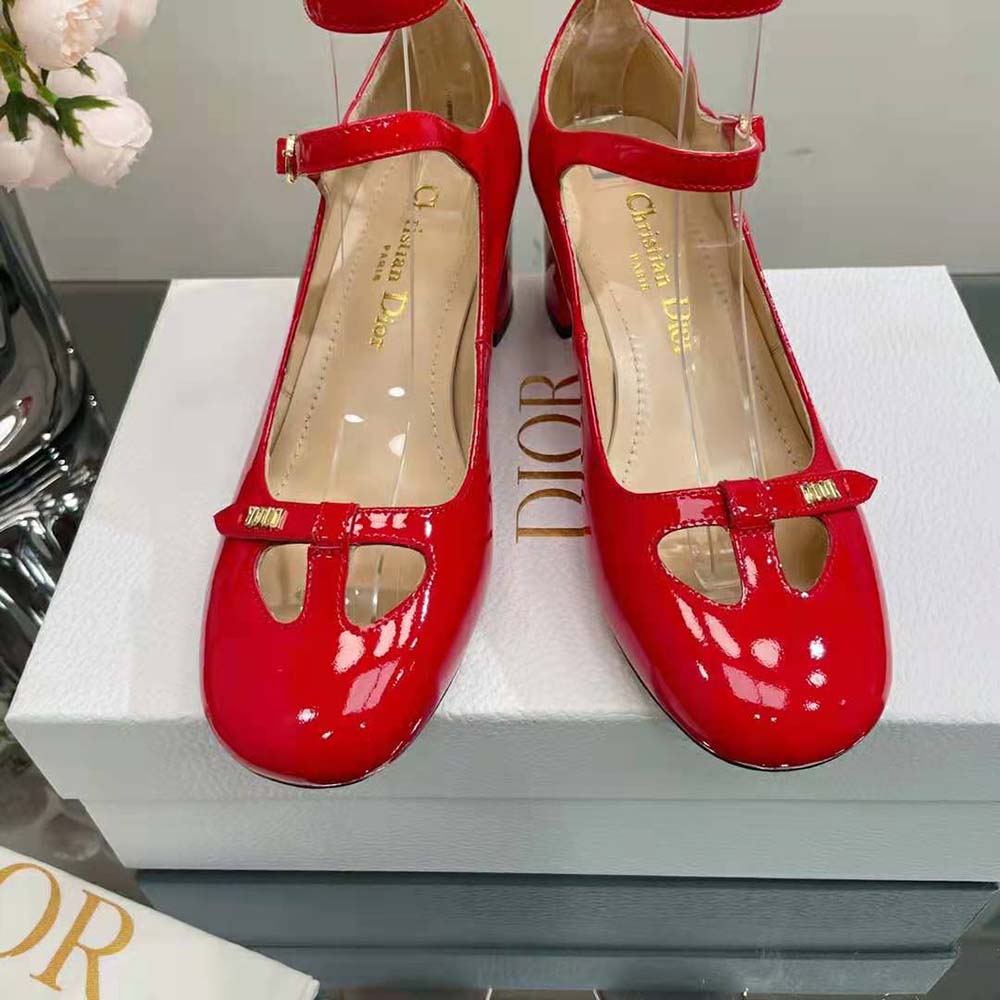 Close-up on signature Dior branding on Dior Women Aime Dior Pump heel