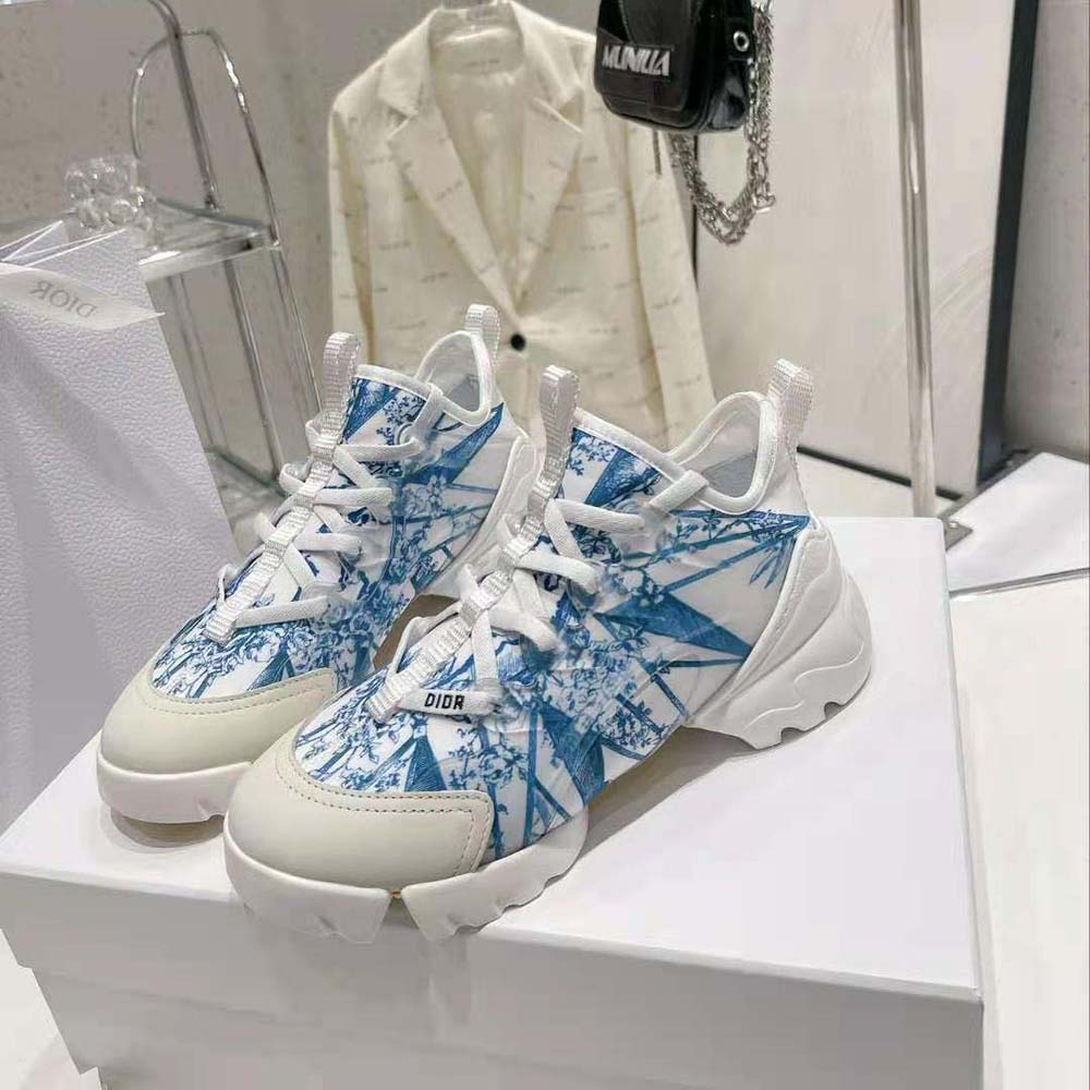 Close-up of technical fabric and Rêve D’Infini print on Dior Women D-Connect Sneaker