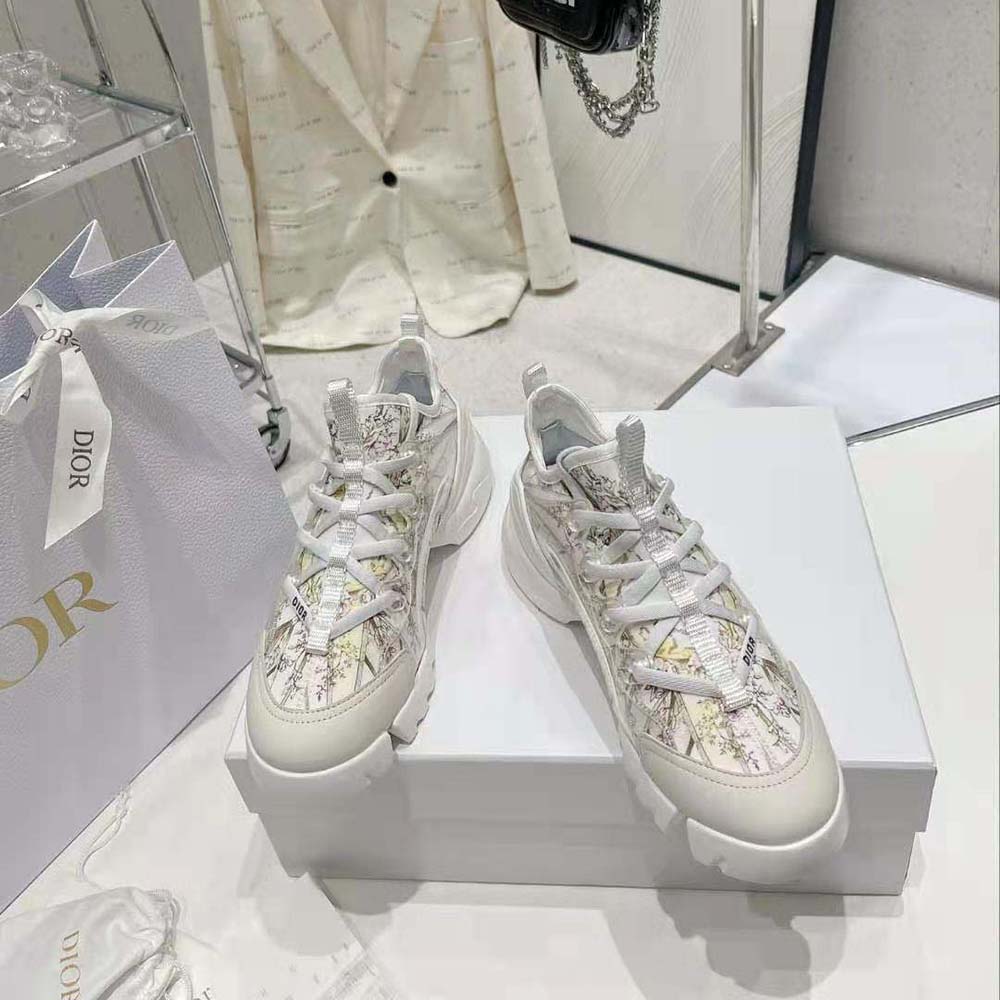 Close-up of Rêve D’Infini print detail on Dior Women D-Connect Sneaker