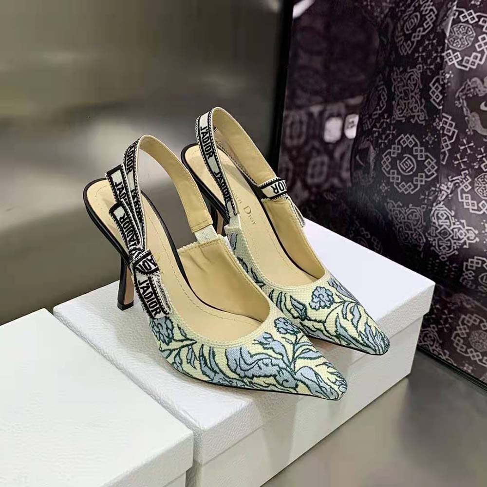 Close-up of gold-tone metallic thread on Dior Women J’Adior Slingback