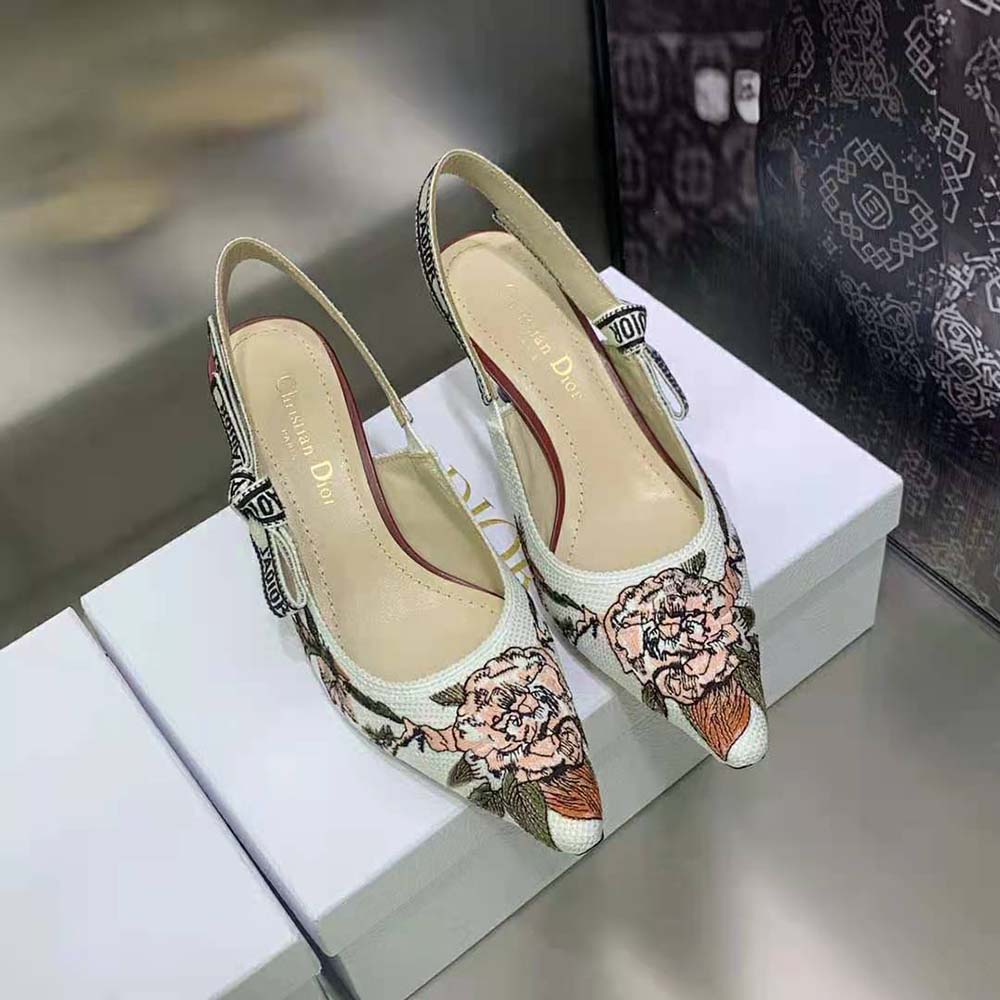 Close-up on Dior Jardin Botanique embroidery detail of Dior Women J’Adior Slingback Pump