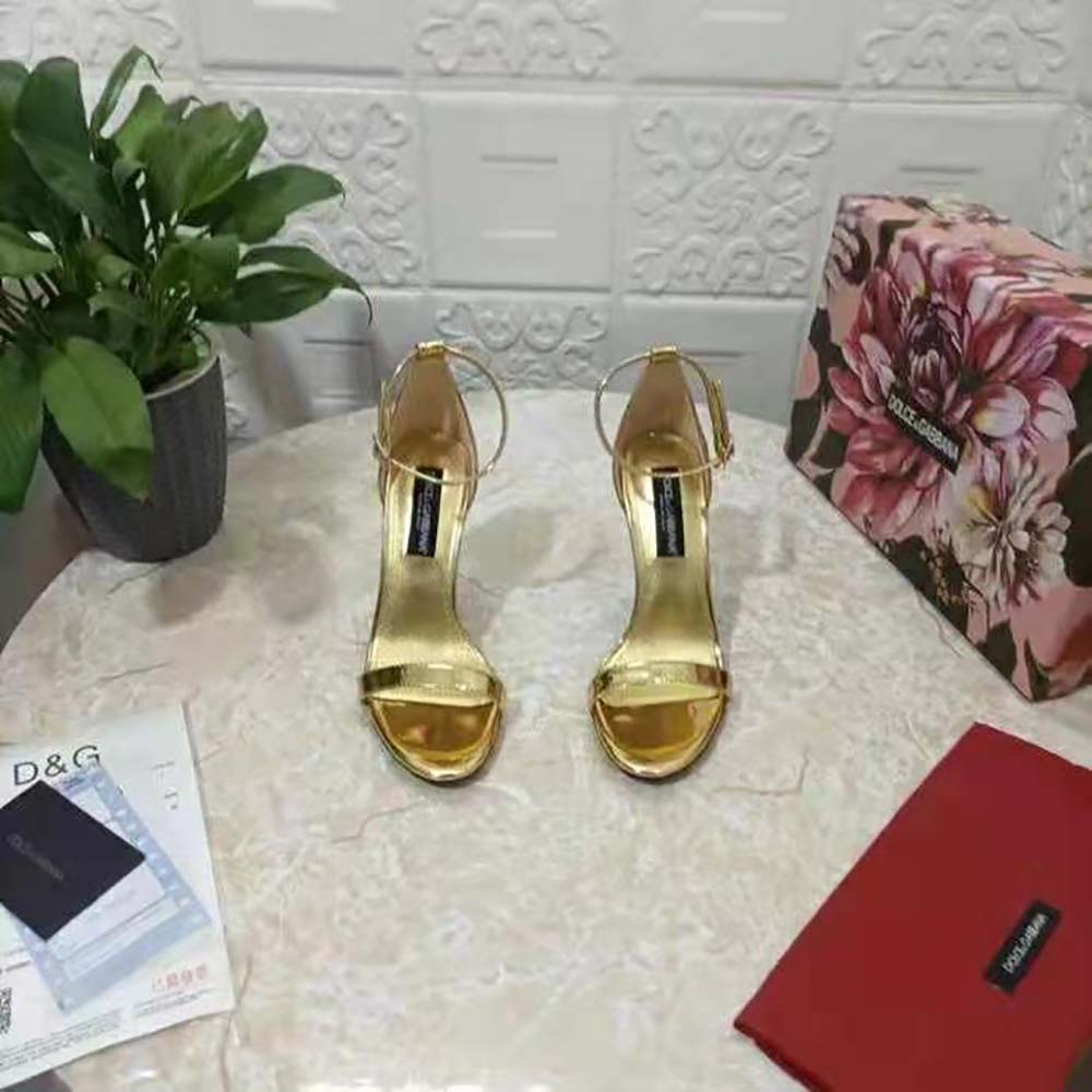 Close-up on the gold mirrored calfskin and D&G logo hardware detail