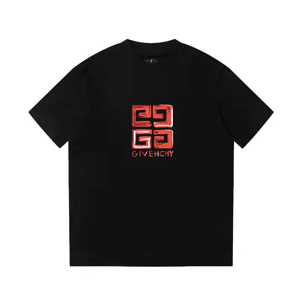Close-up of red 4G logo on Givenchy Men 4G Givenchy Slim Fit T-shirt-Black/red