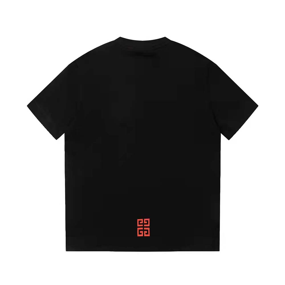 Side angle of slim fit silhouette on Givenchy Men 4G Givenchy Slim Fit T-shirt-Black/red