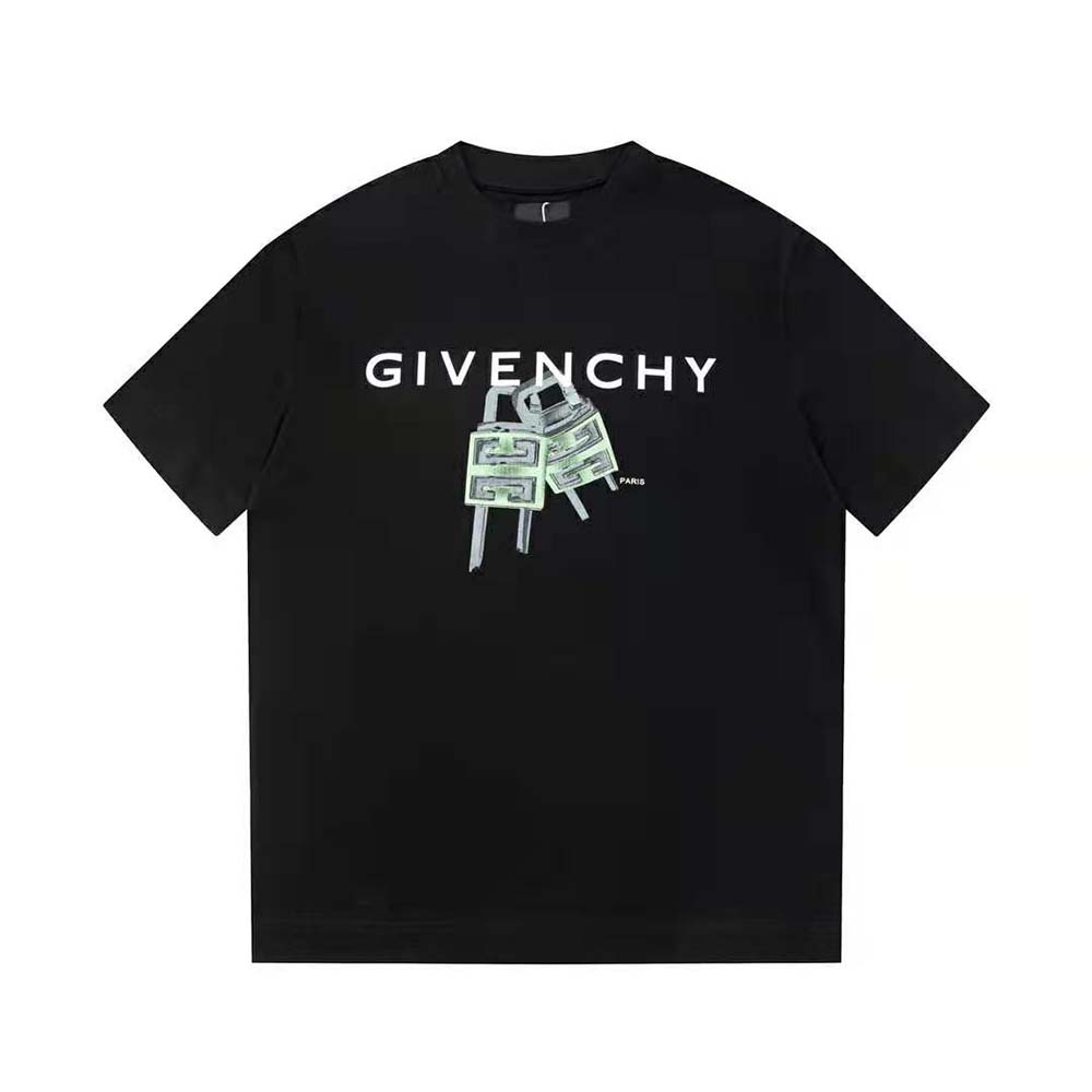 Close-up of 4G lock metal emblem on Givenchy Men Givenchy 4g Lock Slim Fit T-shirt-Black
