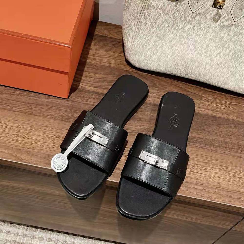 Close-up of palladium-plated Kelly buckle on Hermes Women Giulia Sandal