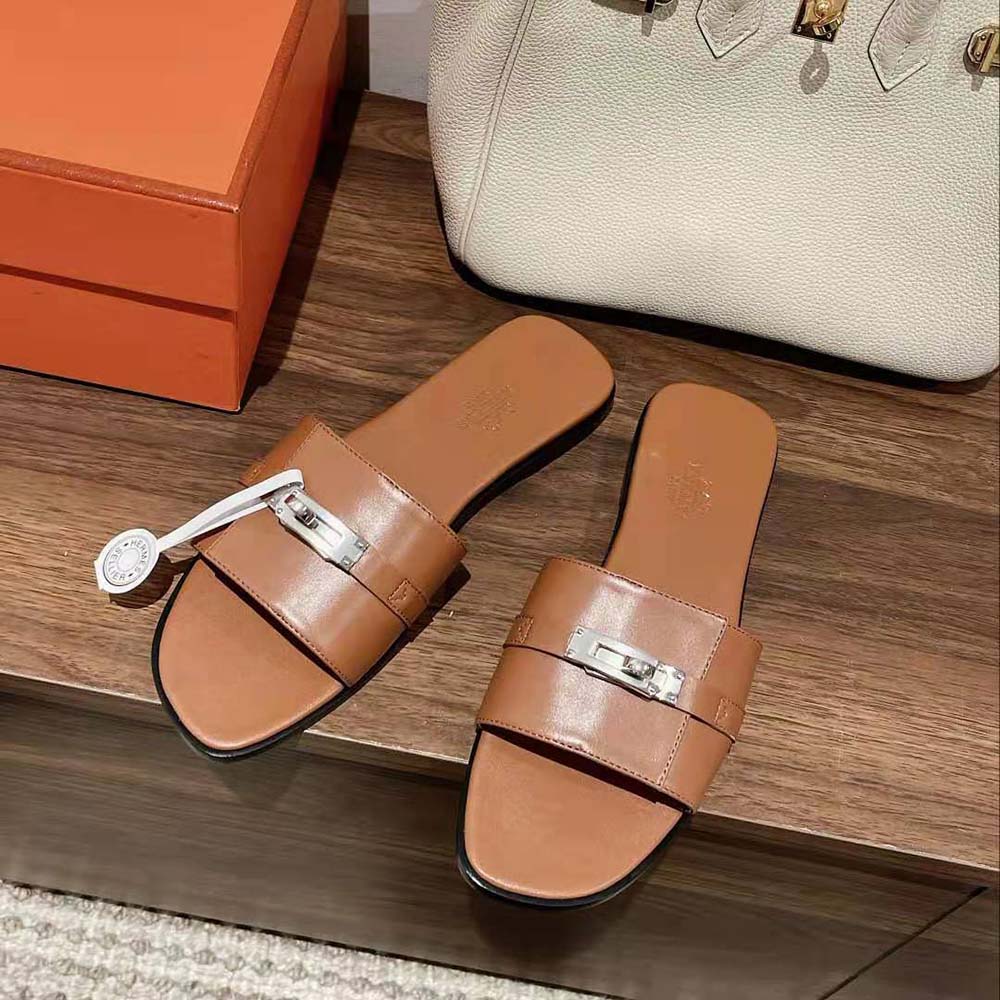 Close-up on palladium-plated Kelly buckle of Hermes Women Giulia Sandal