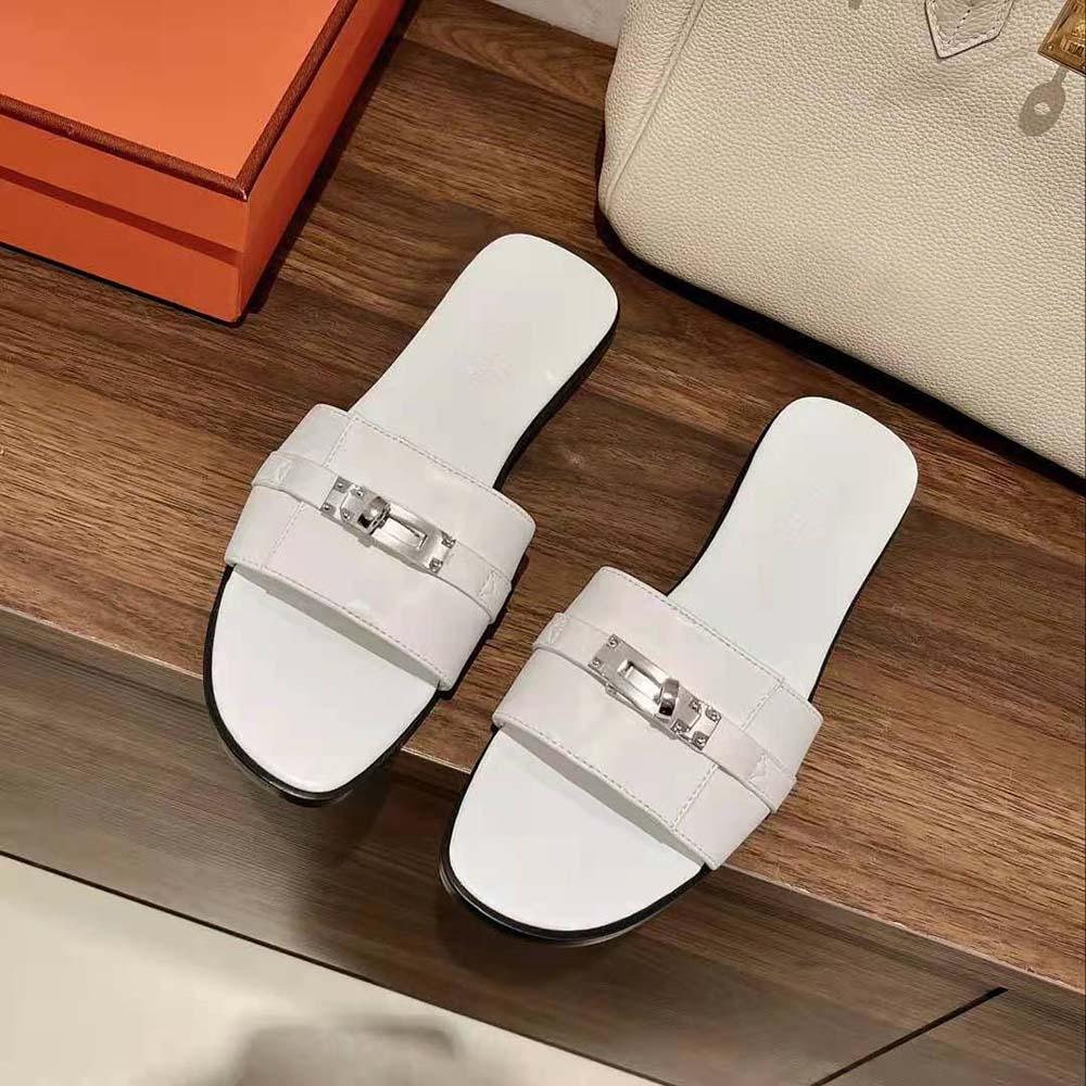 Close-up of palladium-plated Kelly buckle on Hermes Women Giulia Sandal white leather