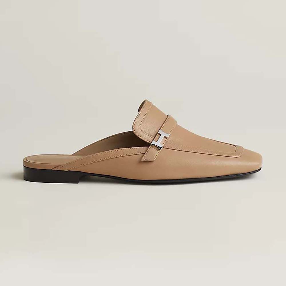 Side profile of Hermes Women Groupie Mule in beige goatskin